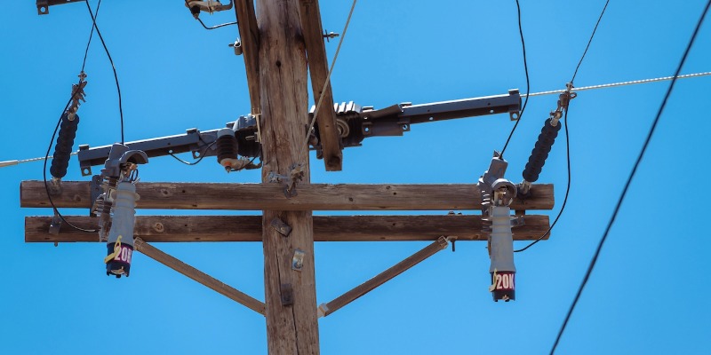 Two VacuFuse® II Self-Resetting Reclosers installed on utility pole